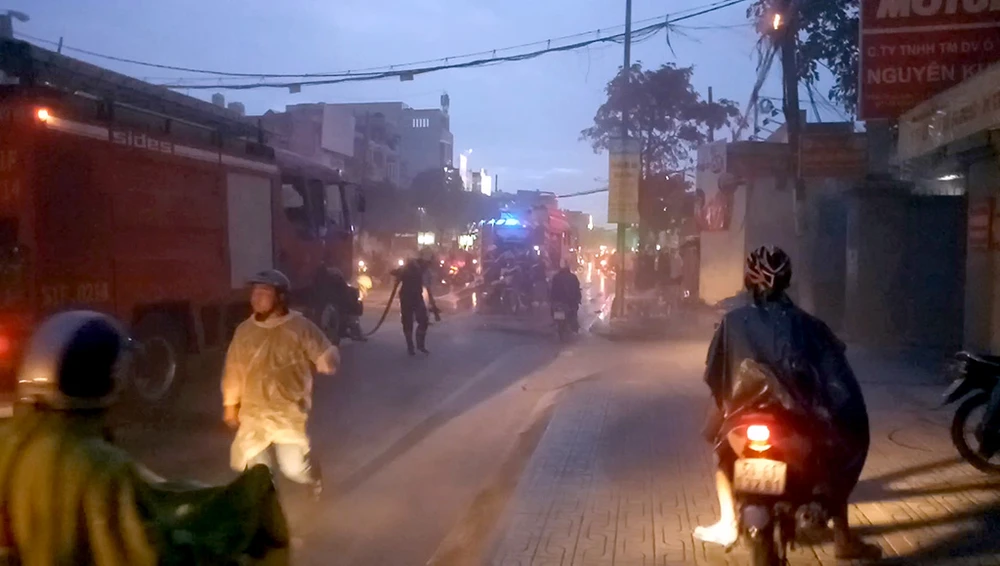 Sau ít phút, ngọn lửa đã được khống chế hoàn toàn. 